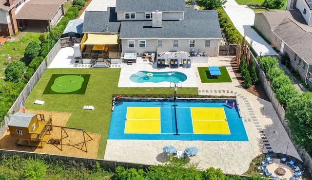 Heated Pool, Hot Tub, Pickleball & B-Ball/10 Min to Beach/Sleeps 20
