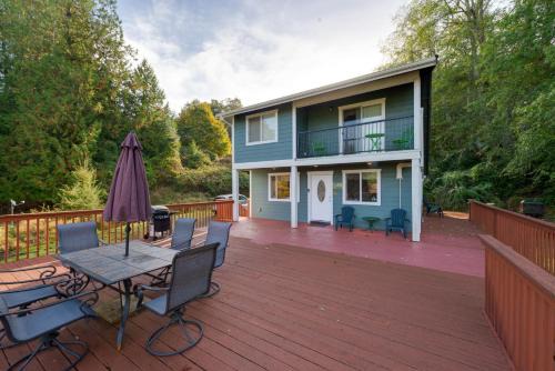 Herron Island Cabin w/Deck: Walk to Beach!