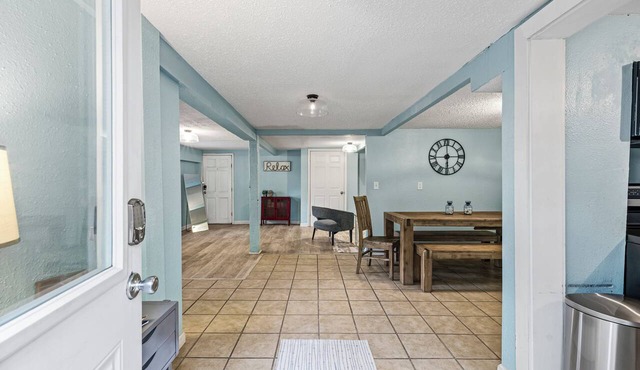 Historic Anchor at M | Sleeps 7 Outdoor Shower Mins to Beach & Moody Gardens