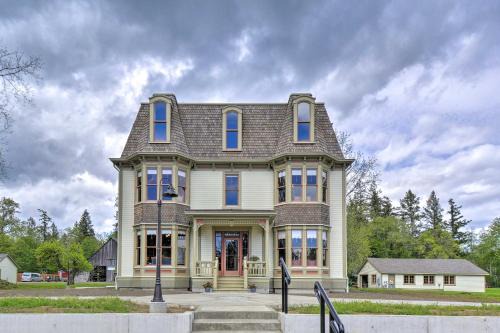 Historic, Victorian Villa w/Park On-Site