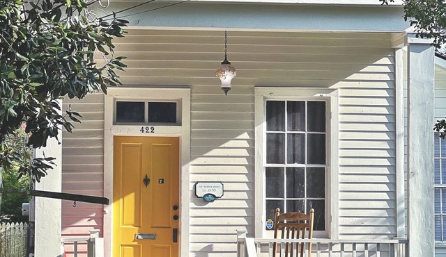 Historical cottage for plant lovers, walkable downtown