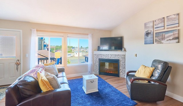 Hot Tub, Dogs OK, Modern, Walk to beach/town (Trail)