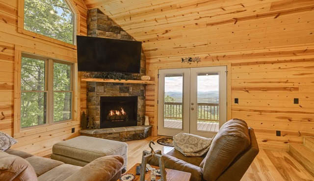 Hot Tub & Game Room: Mountaintop Cabin in Murphy!