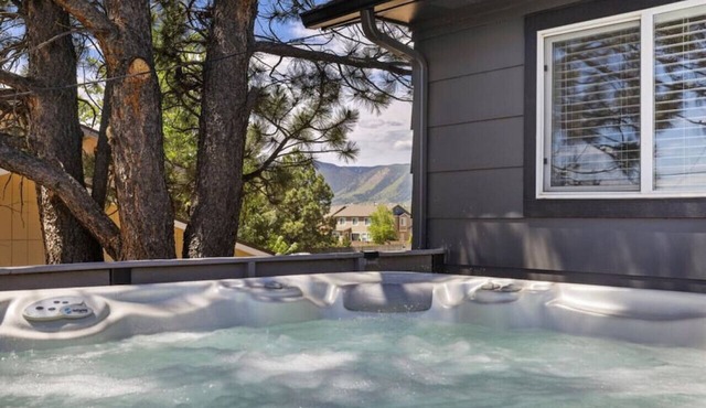 HOT TUB, Newly Remodeled, Mountain views, Walk to Downtown!