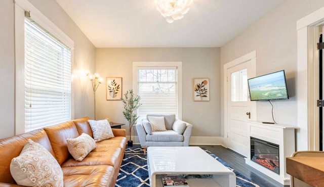 Hot tub, relax, walk to Hyde Park, best location!