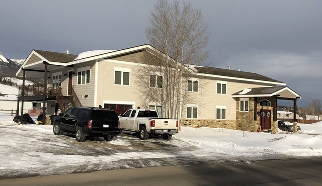 House in Silverthorne by recreation center. Close to all ski hills.