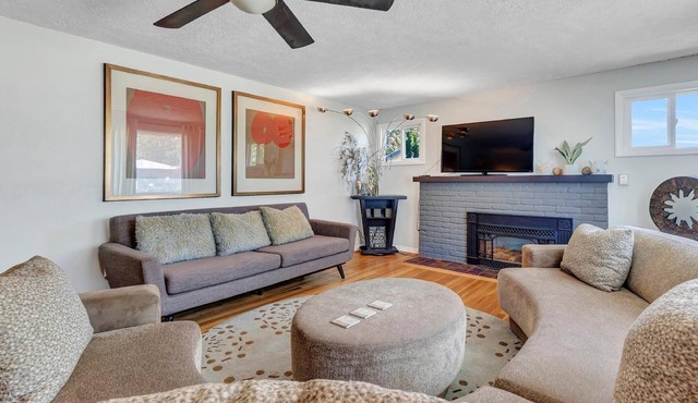 HUGE Fenced Bckyrd-Luxury Bath-15 Min To Dwntwn-5-Star Beds-EcoClean