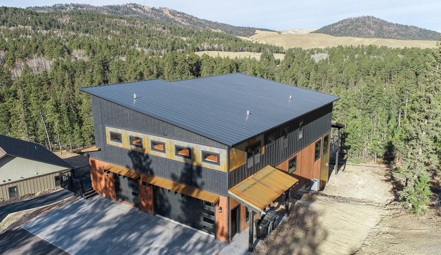 Incredible Views from Spacious Hillside Lodge Access to Clubhouse w/2 Pools