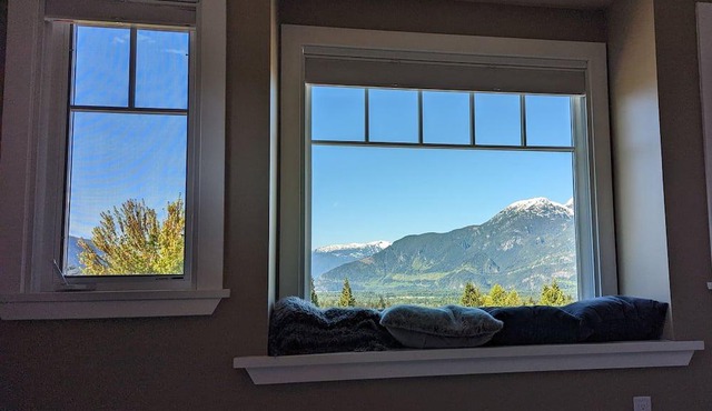Incredible views in Mountain biking paradise, Squamish BC available Nov / Dec. in Squamish