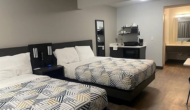 Indulge in Home Like Comfort, 2 Units with Free Parking, Near Bunning Park