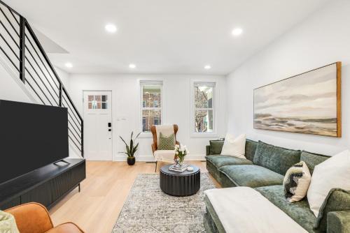 Inner Harbor Home w Private Parking Sleeps 8 in Baltimore