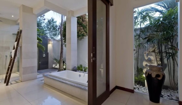 Island Breeze Manor - AC, Shared Pool, Ocean Views