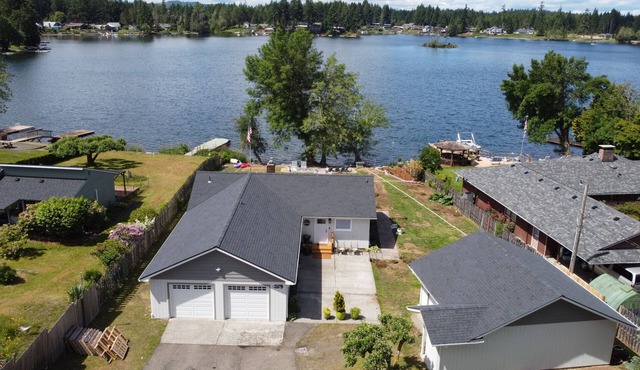 Island LakeHouse - Spacious 3-bedroom Waterfront home in Shelton