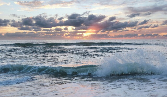 Island Time is an enchanting oceanfront cottage perfect for couples