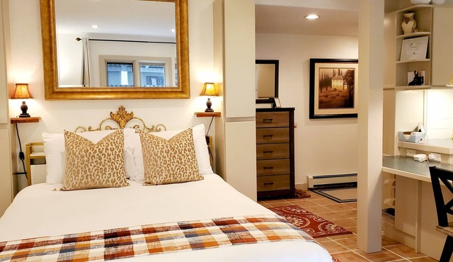 July 5-10 - 200/nt plus VRBO fees n taxes. Free parking. Short walk to Ford Park