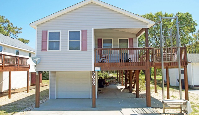 KD2035- Cute beach bungalow with 3 bedrooms, and 2 baths, Theatre Room!