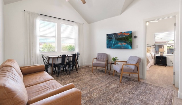 Kick back in this comfortable 2-bedroom casita with two king beds, full kitchen, TV, & Laundry unit in Washington