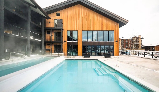 King + Queen Sofa, Gravity Haus, Outdoor Pool, Close to Gondolas - 2 Units