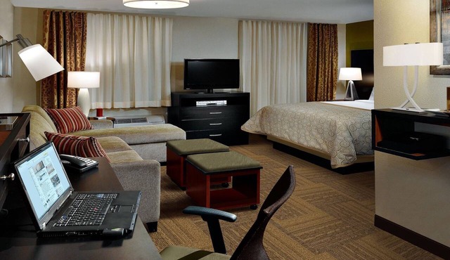King Studio in Downtown Denver | Free Breakfast, Poo & Hot Tub