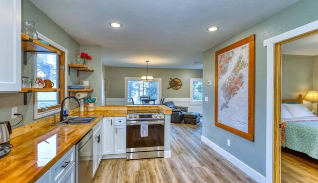 Kodiak Coastal Getaway: Ocean Views & Cozy Retreat
