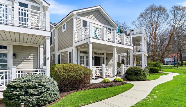 Lake Front Condo W/Pool Access, Walk to Saugatuck