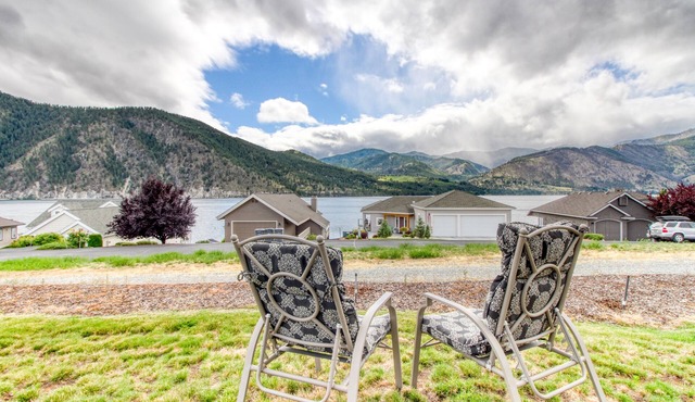 Lake view home w/deck, shared pool, beach nearby, tennis and boat rentals
