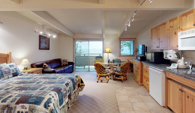 Lake view studio with private balcony, AC, dock for kayaking & swimming in Bigfork