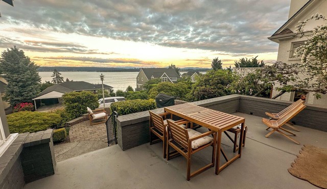 Lake Views Galore! - 5 minutes to University Light Rail - Premium Neighborhood