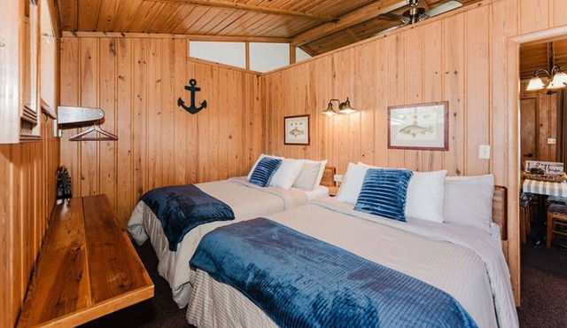 Lakefront Cabin #10 - Steps from Table Rock Lake at Happy Hollow Resort
