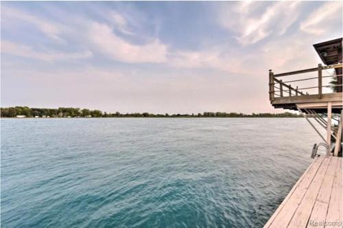 Lakefront Paradise with 7 beds - Fishing - Swimming in Algonac
