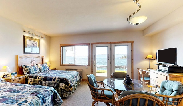 Lakefront studio with bay & mountain views, AC, docks for swimming & kayaking in Bigfork