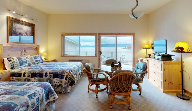 Lakefront studio with bay-view balcony, AC, docks for swimming & kayaking in Bigfork