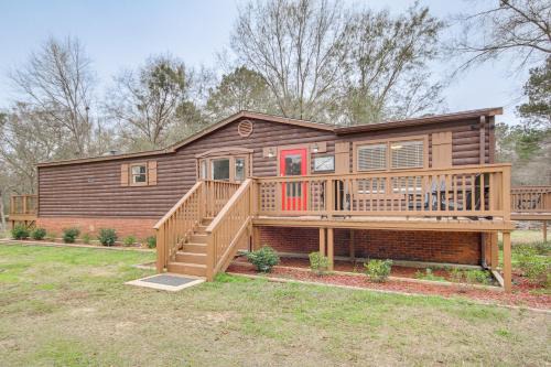 Lakeside Retreat w/Yard: Quiet Mississippi Cabin