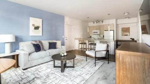 Landing Spectacular 1BD Pool Gym