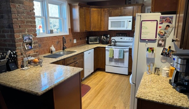Large 1st Floor Flat for 2 with the Comforts of Home Between Saratoga and Albany
