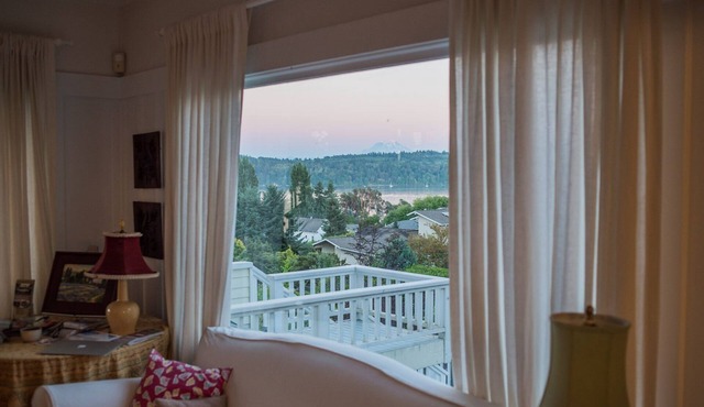 Lavender Hill Farm House with View, Gardens, Walk to the Beach
