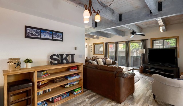 Lazy Bear, AC! Private Hot Tub, Sauna & Garage, Outdoor Pool