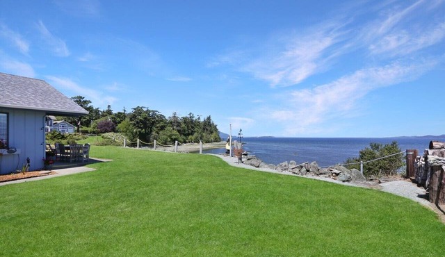 Little Blue - BEACH FRONT on Samish Island