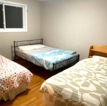 LONG WEEKEND BUMPER OFFER- Transit,Airport,Downtown Minutes Drive in Kitchener
