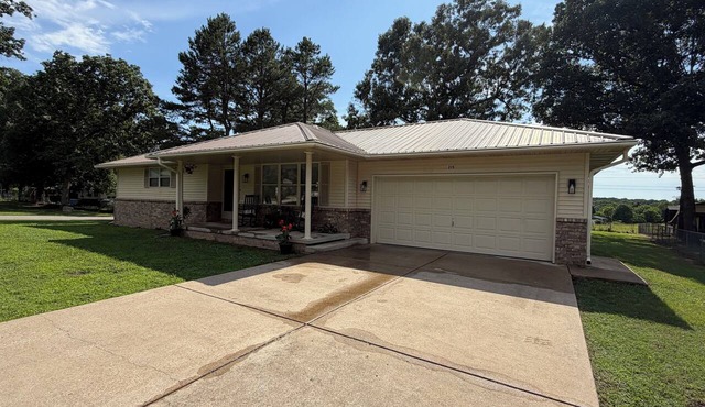 Lovely 2-bedroom house minutes form Lake Norfork.