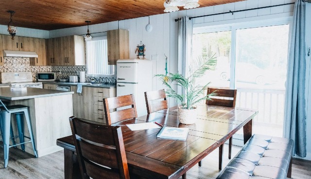 Luna-Cloud Chalet: river, adventure, AC, Wi-Fi, BBQ, pet-friendly. Ideal for gro in FRAMPTON