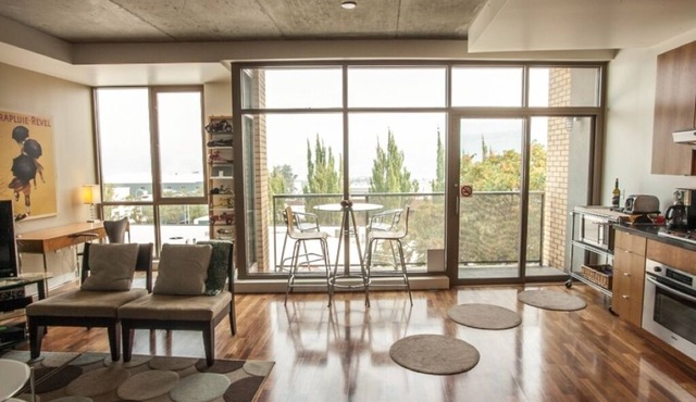 Lux Loft - 1 Bedroom, 1.5 Bathrooms - Downtown Hood River Getaway