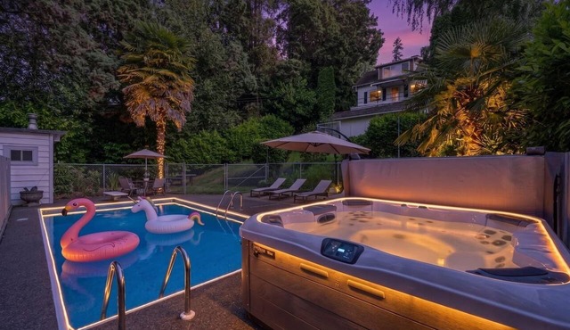 Luxe Hidden Gem Pool, Jacuzzi, BBQ Near Airport