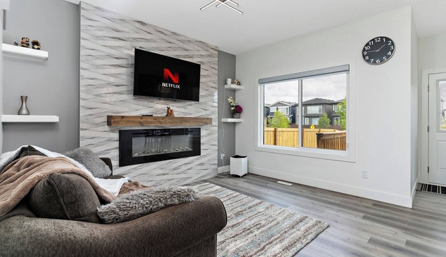 Luxurious, Cozy, & Modern 4 bedroom Home—Airconditioned + Netflix + Free Parking in Edmonton