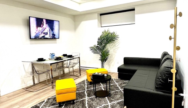 Luxurious, Modern & Stylish 2 Bedroom Suite, Near Vancouver, Pet Friendly
