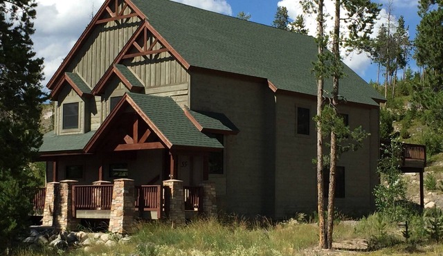 Luxurious Mountain Home - 5-Star Comfort - You'll Love It!