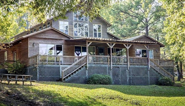 Luxurious Retreat Cabin with Scenic Pond Views, Expansive Decks, and Resort Amenities Near Zwolle, LA