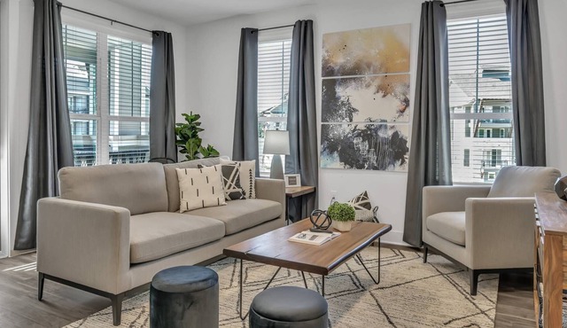 Luxury Apt, Private Balcony, Community Pool, Fitness Center, Workspace, BBQ Station