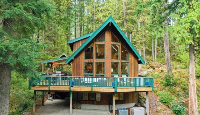 Luxury Cedar Chalet-Sauna,Hot Tub,EV charger