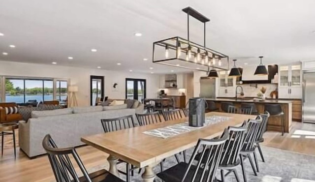 Luxury Cowdry Cottage Lake Home